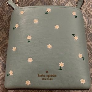 Kate Spade blue daisy bucket bag with top handle and strap. Measures 8.5” by 8”